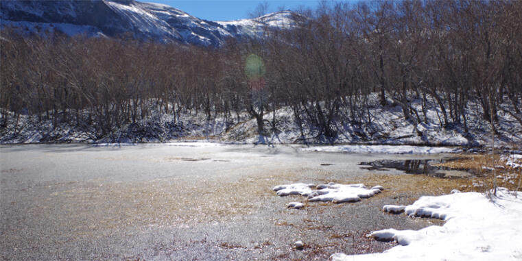 Zugefrorener See in den Bergen: Moor im Changbai Gebirge (Nordost China)