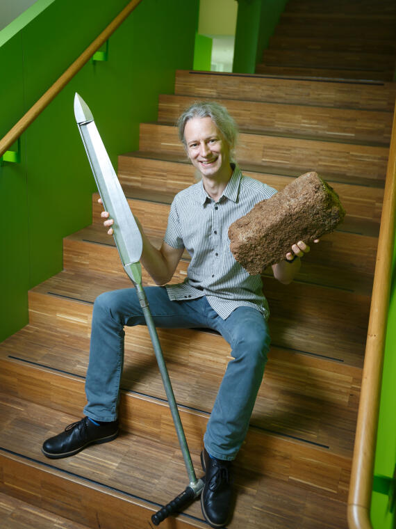 Prof. Dr. Klaus-Holger Knorr with peat and a gouge auger in his hands