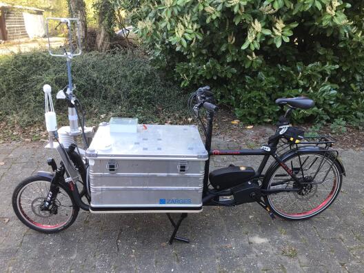 Cargobike mit 3D-Ultraschallanemometer, Ansaugtrichtern für Feinstaub und Messeinheiten für Temperatur und CO2