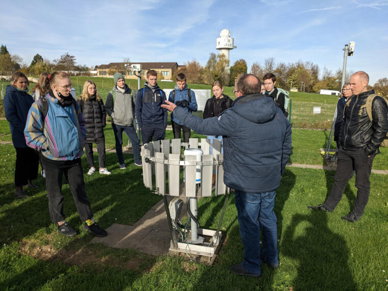 Students group at the measurement site of DWD in Essen