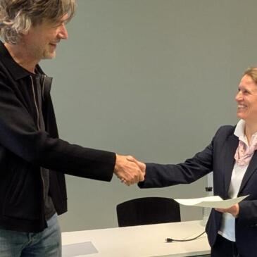 Friederike Gabel erhält Habilitationsurkunde