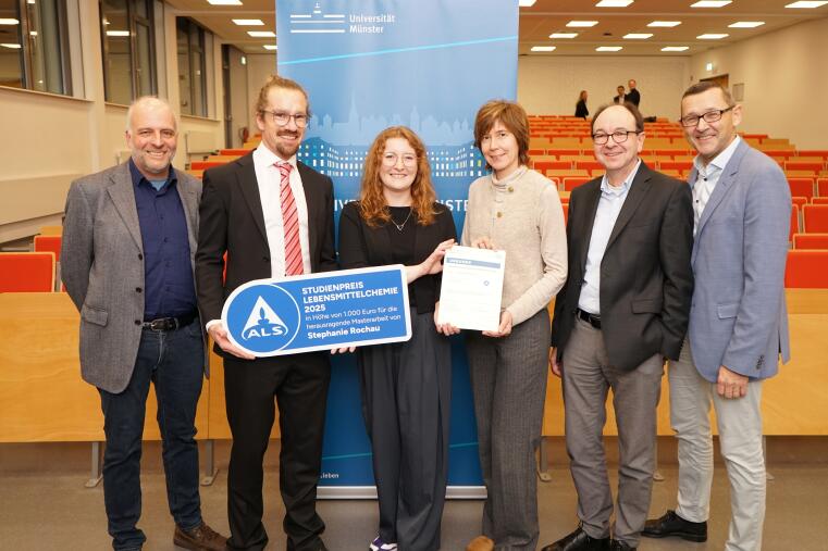 Prof. Dr. Bodo Philipp (IMMB, l.), Dr. Henning Kuchenbuch (ALS Germany, 2.v.l.), Prof. Dr. Melanie Esselen (ILC, 3.v.r), Prof. Dr. Klaus Langer (Dekan, 2.v.r) und Prof. Dr. Hans-Ulrich Humpf (ILC, r.) gratulieren Stephanie Rochau (3.v.l.) zum Studienpreis Lebensmittelchemie 2025..