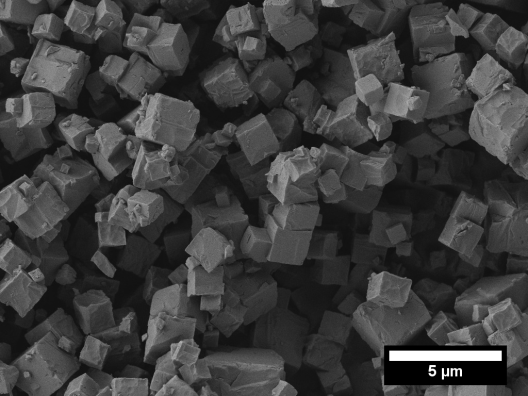 Rasterelektronenmikroskopie-Aufnahme einer metallorganischen Gerüstverbindung „Zr-MOF-525-Cu“