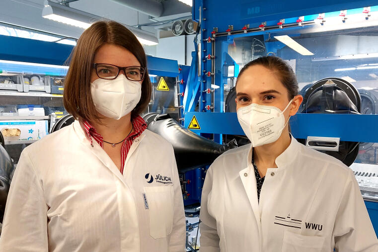 Batterieforscherinnen Dr. Kerstin Neuhaus und Iris Dienwiebel