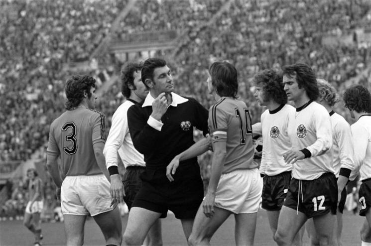 Johan Cruyff diskutiert nach einem Foul mit dem Schiedsrichter John Taylor