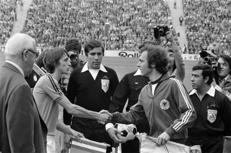 Die Gegenpole Cruyff und Beckenbauer vor dem WM-Finale 1974 in München