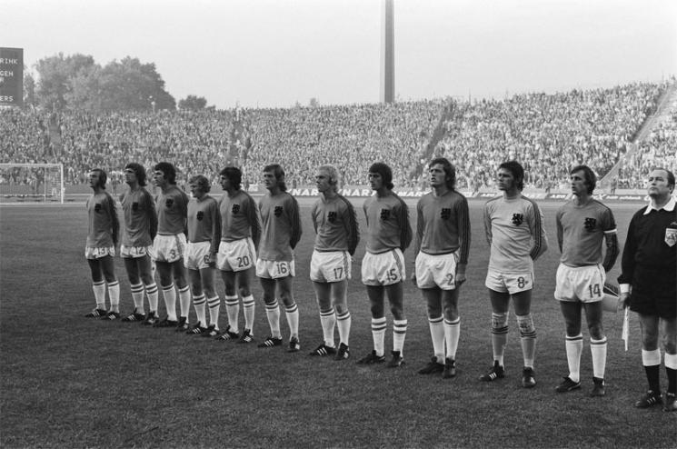 Niederländische Elftal während der Nationalhymne bei der Weltmeisterschaft 1974