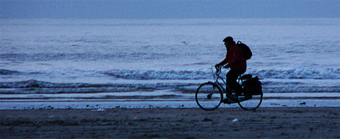 Radfahrer am Strand von IJmuiden