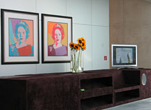 Lobby der Botschaft mit Beatrix-Portraits und der Designercouch „De hond”