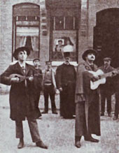 Max Blokzijl (links) und Jean-Louis Pisuisse (rechts),  verkleidet als italienische Straßenmusikanten 1907