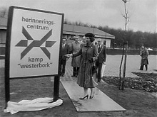Königin Beatrix bei der Eröffnung der Gedenkstätte