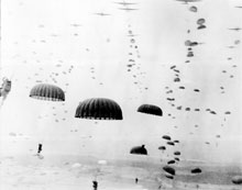 Fallschirmjäger landen im Verlauf der Operation Market Garden in den Niederlanden