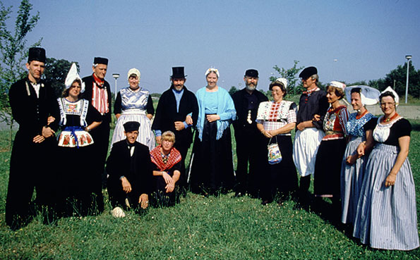 Folkloregruppe mit niederländischen Trachten