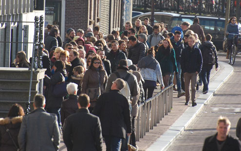Karten online kaufen, hilft: Menschenschlange vor dem Anne Frank Huis in Amsterdam
