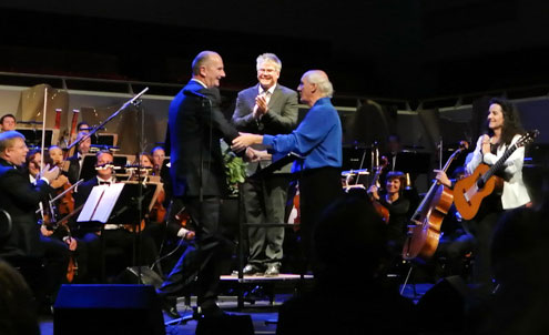 Dietmar Woidke gratulierte Herman van Veen zum gelungenen Konzert mit dem Deutschen Filmorchester Babelsberg