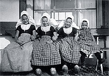 Mädchen in einer niederländischen Tracht in den 1920er Jahren