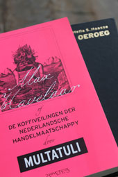 Zwei berühmte niederländische Bücher zum Thema Kolonialzeit