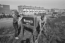 Lelystad kurz vor der Vollendung: Bauarbeiter errichten 1967 ein Hinweisschild für eine Wohnsiedlung