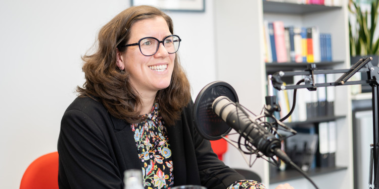 Prof. Dr. Corinna Norrick-Rühl am Podcast Mikrofon