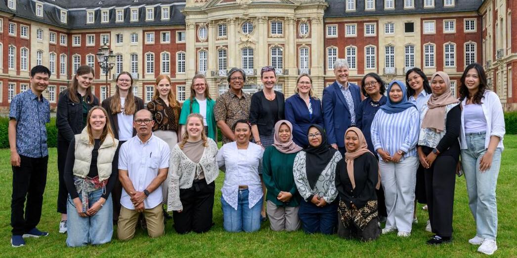 Gruppenbild vor dem Schloss Münster