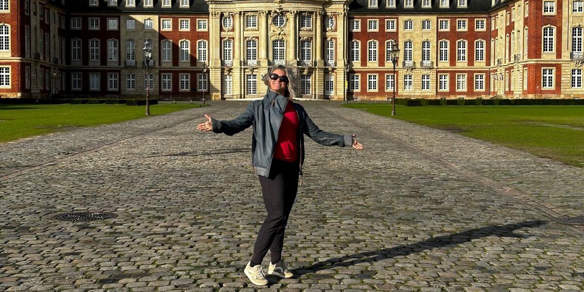 Lauren Brooks vor dem Schloss Münster