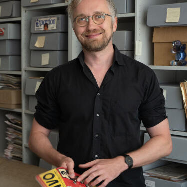 Dr. Philipp Pabst im Pop-Archiv des Germanistischen Instituts