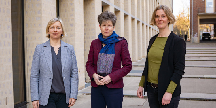 Gruppenbild: Prof. Dr. Regina Elsner, Prof. Dr. Ricarda Vulpius und Jun.-Prof. Dr. Christina Clasmeier