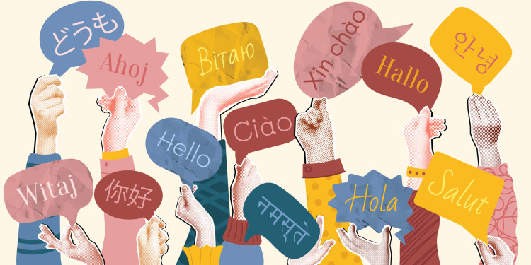 Hände halten bunte Sprechblasen hoch, in denen das Wort "Hallo" in verschiedenen Sprachen und Schriftzeichen steht.