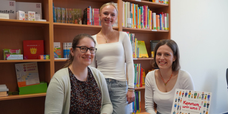 Silvia Vogelsang, Jule Hamacher und Mette Woidtke vor Bücherregal