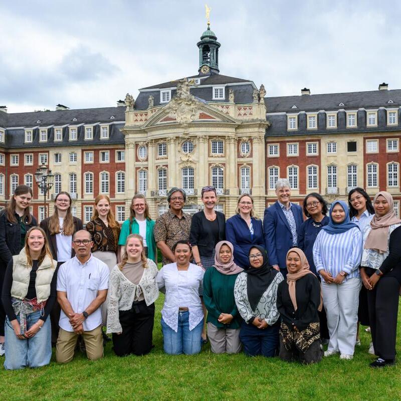 Gruppenbild vor dem Schloss Münster