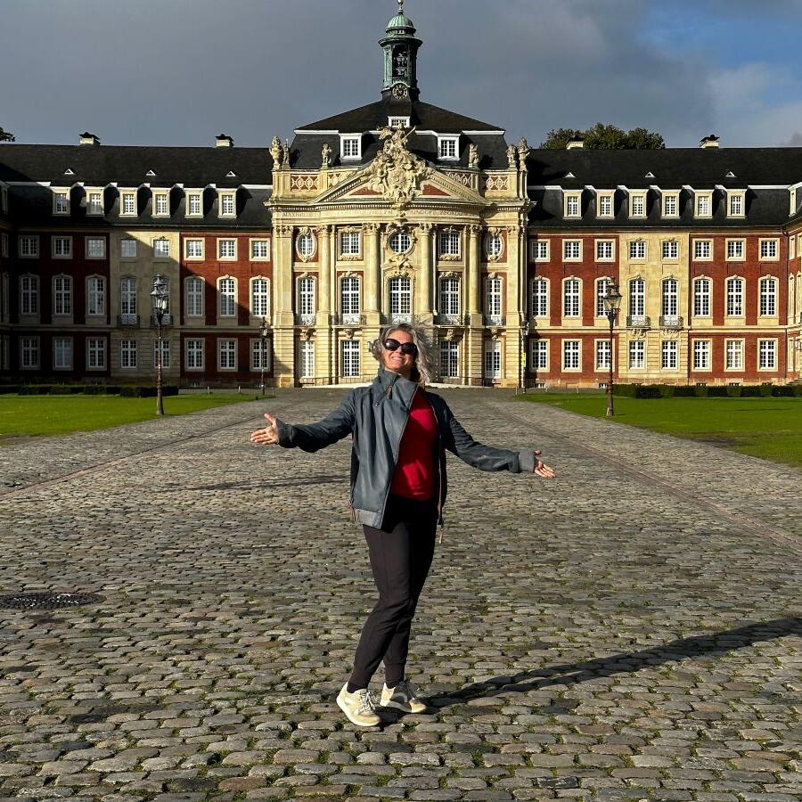 Lauren Brooks vor dem Schloss Münster