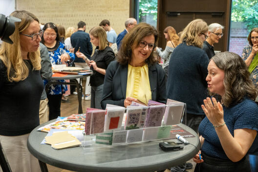 Prof. Dr. Ulrike Weyland und Prodekanin Prof. Dr. Silvia Reuvekamp im Gespräch mit Ellen Barth (Englisches Seminar/Book Studies).