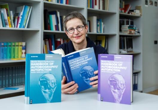 Prof. Dr. Martina Wagner-Egelhaaf mit Autobiografie-Handbuch