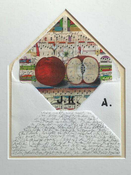 Collage von Ruth Tesmar: Briefumschlag mit Apfel