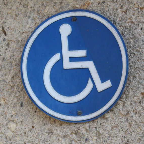 Schild mit einem Rollstuhlfahrer als Motiv