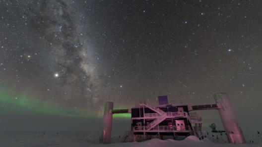 IceCube Labor mit Milchstraße und Polarlichtern 