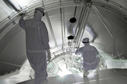 The installation takes place under clean room conditions, to make sure the vacuum conditions are not affected.