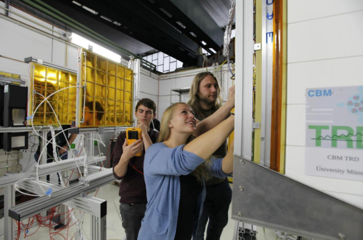 Photo bei einer Testmessung am DESY, Hamburg.  Zu sehen sind Studenten, die an einem TRD-Prototyp arbeiten.