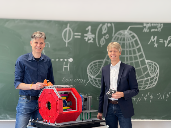 Prof. Klein-Bösing (links) und Prof. Klasen (rechts) mit dem ALICE-Modell