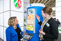 Ministerin Schulze besucht MEET-Messestand