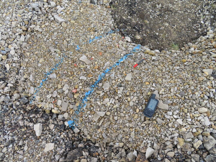 Ein Steinkreis, den wir 2012 markiert haben. Deutlich ist zu sehen, dass die blaue Linie durch Bewegung in dem Gesteinswall unterbrochen wurde.