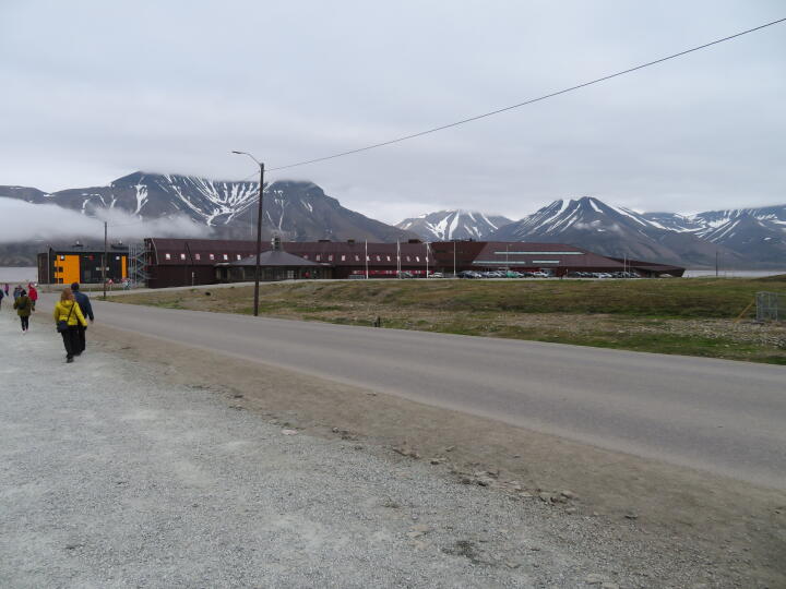 Die Universität in Longyearbyen zeichnet sich durch ein modernes Design aus, das auch den Zweck hat, den Schnee möglichst schnell vom Dach abgleiten zu lassen. Auch Innen ist die Universität sehr modern und gut ausgestattet, ganz zu schweigen von der hohen Qualität der Professoren. In diesem Gebäude ist auch das Svalbard-Museum untergebracht.