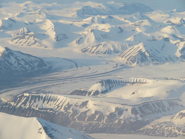 Anflug auf Spitzbergen: Berge und Gletscher im „Abendlicht“
