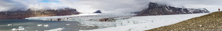 Deratemberaubende Blick vom Kongsvegen Gletscher zum Kronebreen Gletscher