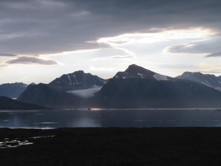 Der spiegelglatte Fjord – die Ruhe vor dem Sturm
