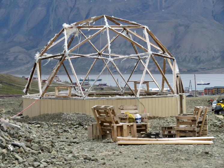 Die traurigen Überreste eines Gewächshauses in Longyearbyen