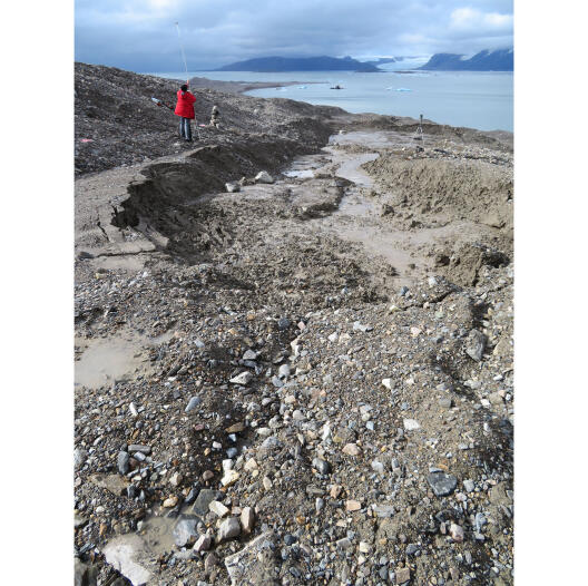 Degradation der Seitenmoräne des Kongsvegen Gletschers. Links ist ein Steinmann zu sehen und rechts ein Stativ, welche die beiden Wildkameras tragen