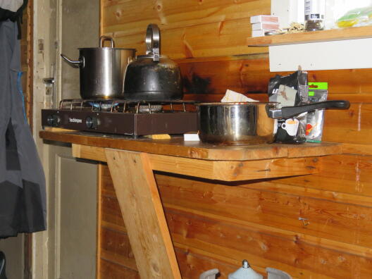 Unsere Küche in der Daerten-Hütte. Nicht so gut wie in der Geopol-Hütte aber völlig ausreichend um fünf Leute satt zu bekommen