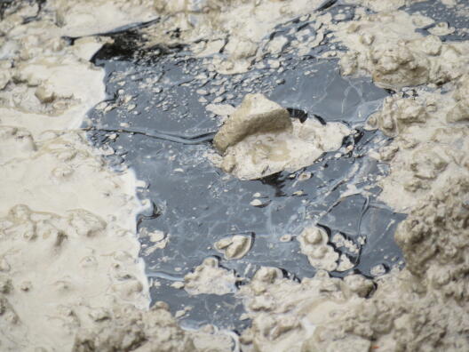 Altes glaziales Toteis, das unter einer 1-1,5 m dicken Schuttauflage begraben ist. Die Eisfläche ist geneigt wodurch der Schutt darauf abrutschen kann