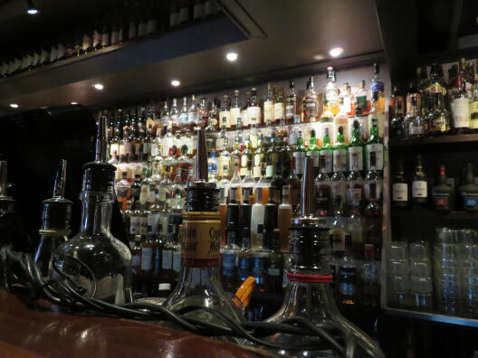 Ein Teil der Whiskey-Auswahl des Karlsberg Pubs in Longyearbyen